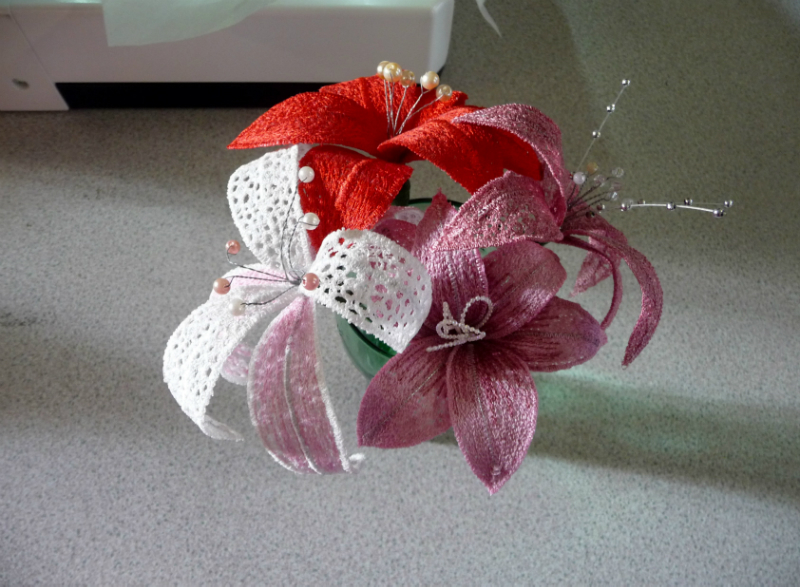 Tutor\'s samples of machine embroidered flowers