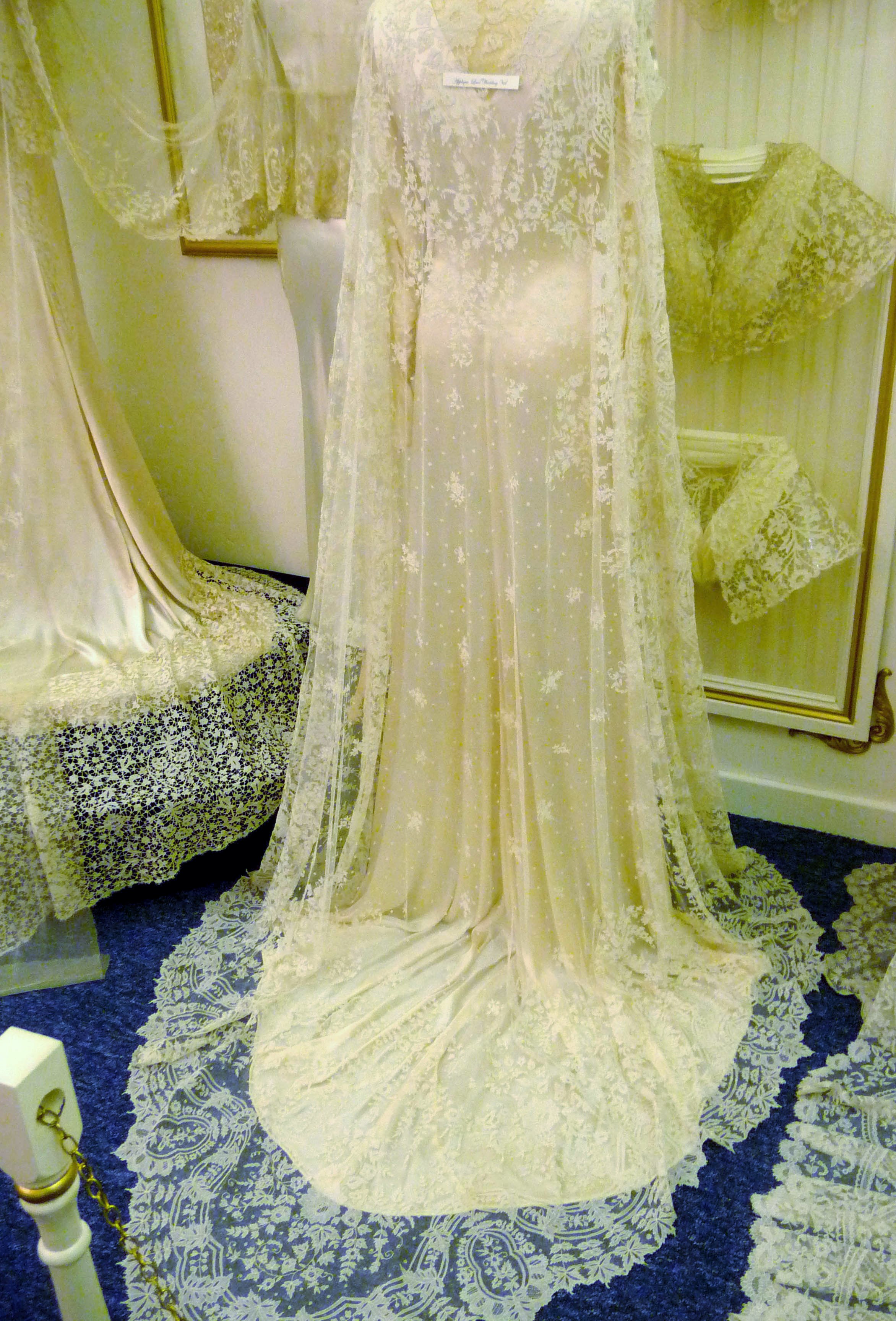 Applique lace wedding veil