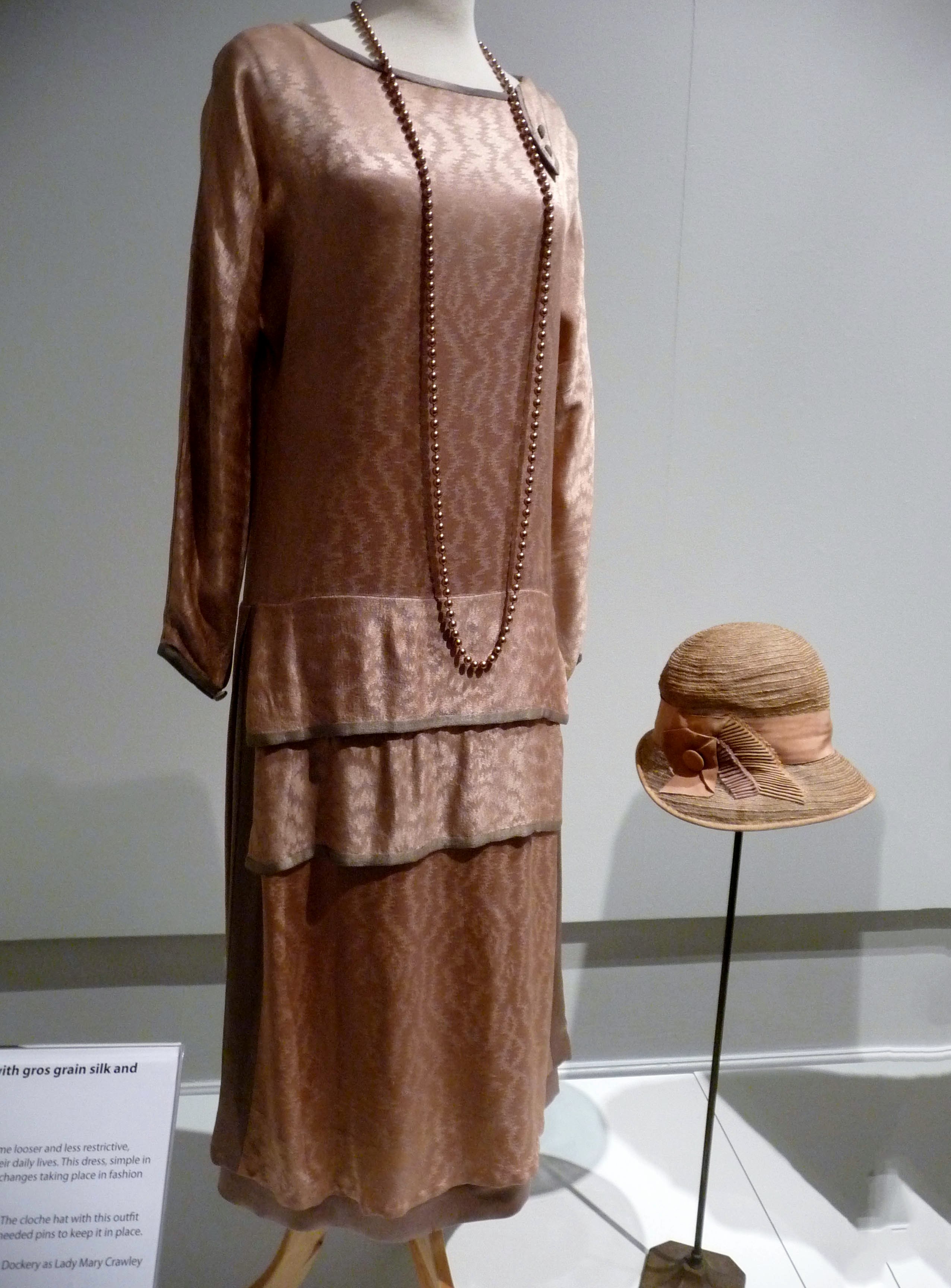 DAY DRESS, silk crepe. STRAW HAT with gros grain silk and petersham ribbon trim, made by Cosprop, 2011. Worn by Michelle Dockery as Lady Mary Crawley in Downton Abbey.
